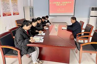 Cháu bé lấy chiếc cặp (hình ảnh camera ghi lại).